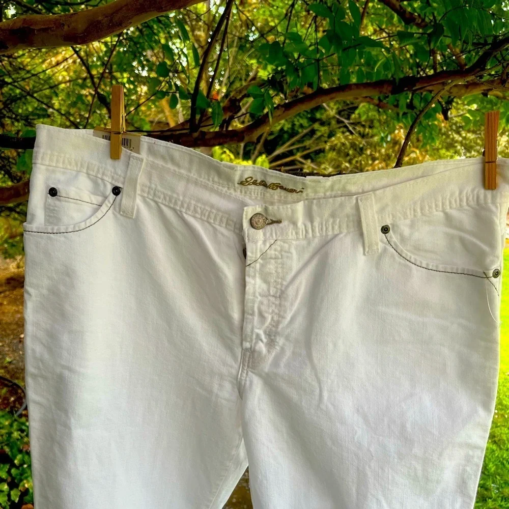 NWT- Eddie Bauer women’s Relaxed White Jeans 👖